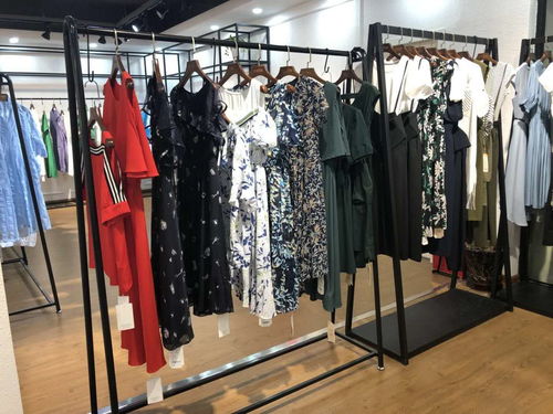 把品牌折扣女裝賣(mài)場(chǎng)的棱角變成商品宣傳的場(chǎng)所